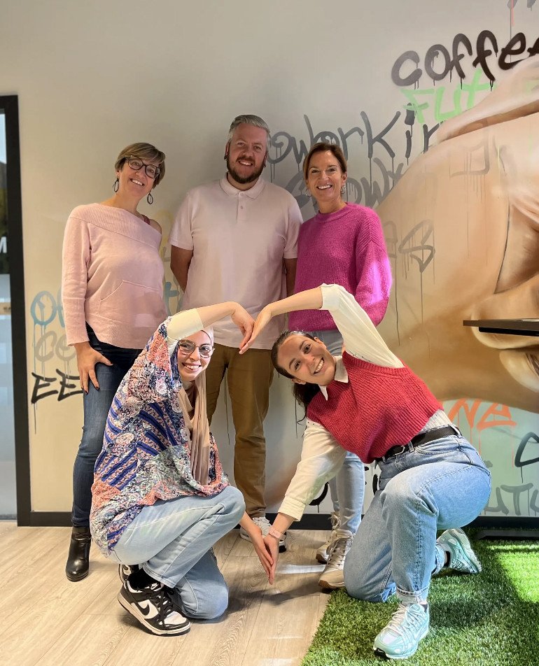 Collega&rsquo;s van Select HR droegen roze tijdens Pink at Work om solidariteit te tonen met lotgenoten van borstkanker.